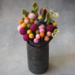 En Gry og Sif vase med filt blomster i flere farver