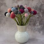 En Gry og Sif vase med filt blomster i neutrale farver
